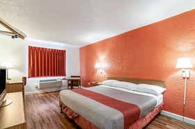 Motel 6 Naperville, IL
