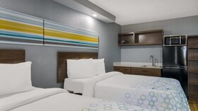 HomeTowne Studios by Red Roof Chicago - N Aurora/ Naperville