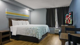HomeTowne Studios by Red Roof Chicago - N Aurora/ Naperville