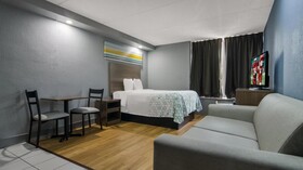 HomeTowne Studios by Red Roof Chicago - N Aurora/ Naperville