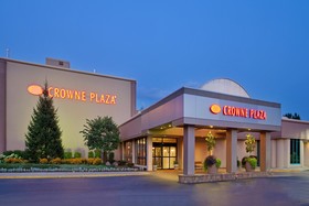 Crowne Plaza Chicago - Northbrook