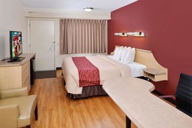Super 8 by Wyndham Deerfield Northbrook