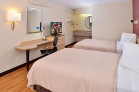 Super 8 by Wyndham Deerfield Northbrook