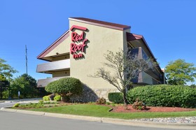 Super 8 by Wyndham Deerfield Northbrook