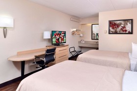 Super 8 by Wyndham Deerfield Northbrook