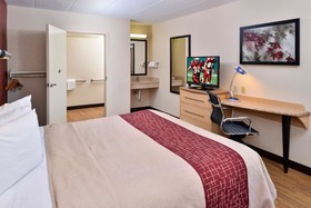 Super 8 by Wyndham Deerfield Northbrook
