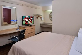 Super 8 by Wyndham Deerfield Northbrook