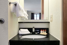 Days Inn by Wyndham Oglesby/ Starved Rock