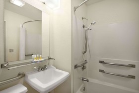 Days Inn by Wyndham Oglesby/ Starved Rock