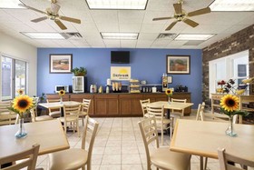Days Inn by Wyndham Oglesby/ Starved Rock