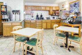 Super 8 by Wyndham Ottawa Starved Rock