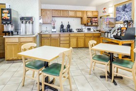 Super 8 by Wyndham Ottawa Starved Rock