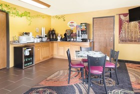 Super 8 by Wyndham Paris IL