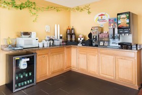 Super 8 by Wyndham Paris IL