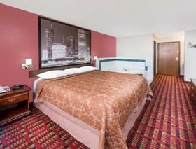 Super 8 by Wyndham Paris IL