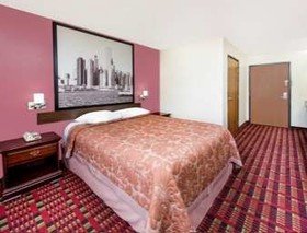 Super 8 by Wyndham Paris IL