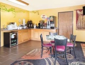 Super 8 by Wyndham Paris IL