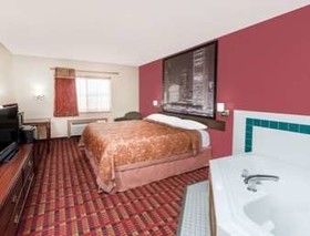 Super 8 by Wyndham Paris IL
