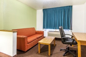 Econo Lodge & Suites