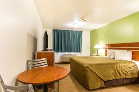 Econo Lodge & Suites