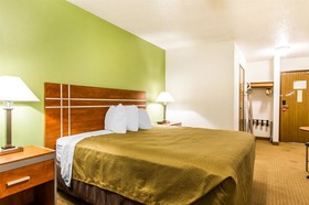 Econo Lodge & Suites