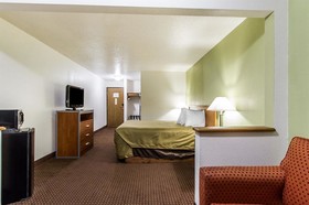 Econo Lodge & Suites