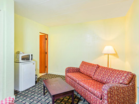 OYO Hotel Downtown Peoria I-74