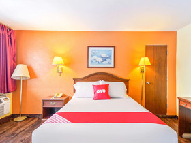 OYO Hotel Downtown Peoria I-74