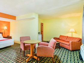 OYO Hotel Downtown Peoria I-74