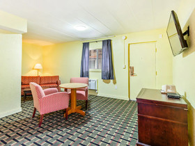 OYO Hotel Downtown Peoria I-74