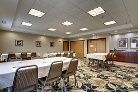 Holiday Inn Express Hotel & Suites Peru - Lasalle Area