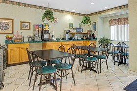 Super 8 by Wyndham Pontoon Beach IL/St. Louis MO Area