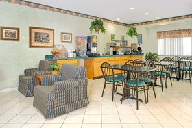Super 8 by Wyndham Pontoon Beach IL/St. Louis MO Area