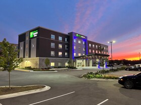 Holiday Inn Express Suites Chicago Schaumburg an IHG Hotel