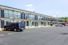 Econo Lodge Shorewood