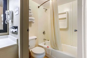 Econo Lodge Shorewood