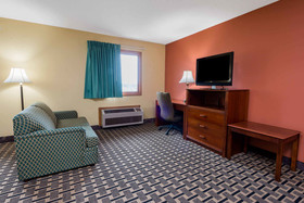 Super 8 by Wyndham Staunton