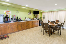 Super 8 by Wyndham Staunton