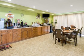 Super 8 by Wyndham Staunton