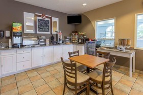 Rock Island Inn & Suites