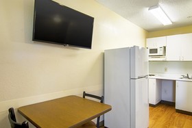 HomeTowne Studios Chicago - Waukegan