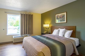 HomeTowne Studios Chicago - Waukegan