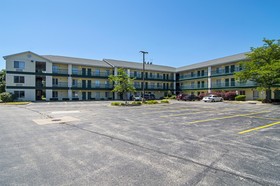 HomeTowne Studios Chicago - Waukegan