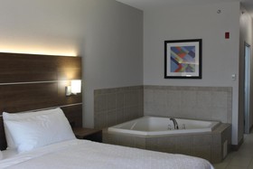 Holiday Inn Express & Suites Chicago North-Waukegan-Gurnee