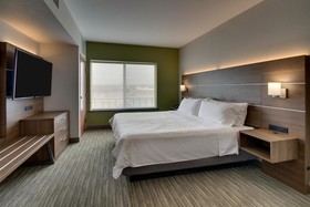 Holiday Inn Express & Suites Chicago North-Waukegan-Gurnee