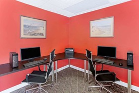 Ramada by Wyndham Waukegan/Great Lakes