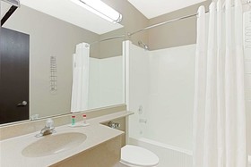 Ramada by Wyndham Waukegan/Great Lakes
