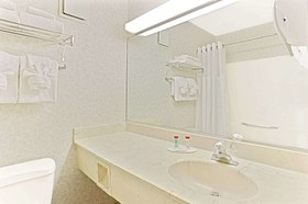 Ramada by Wyndham Waukegan/Great Lakes