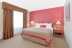 Ramada by Wyndham Waukegan/Great Lakes