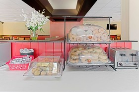 Ramada by Wyndham Waukegan/Great Lakes